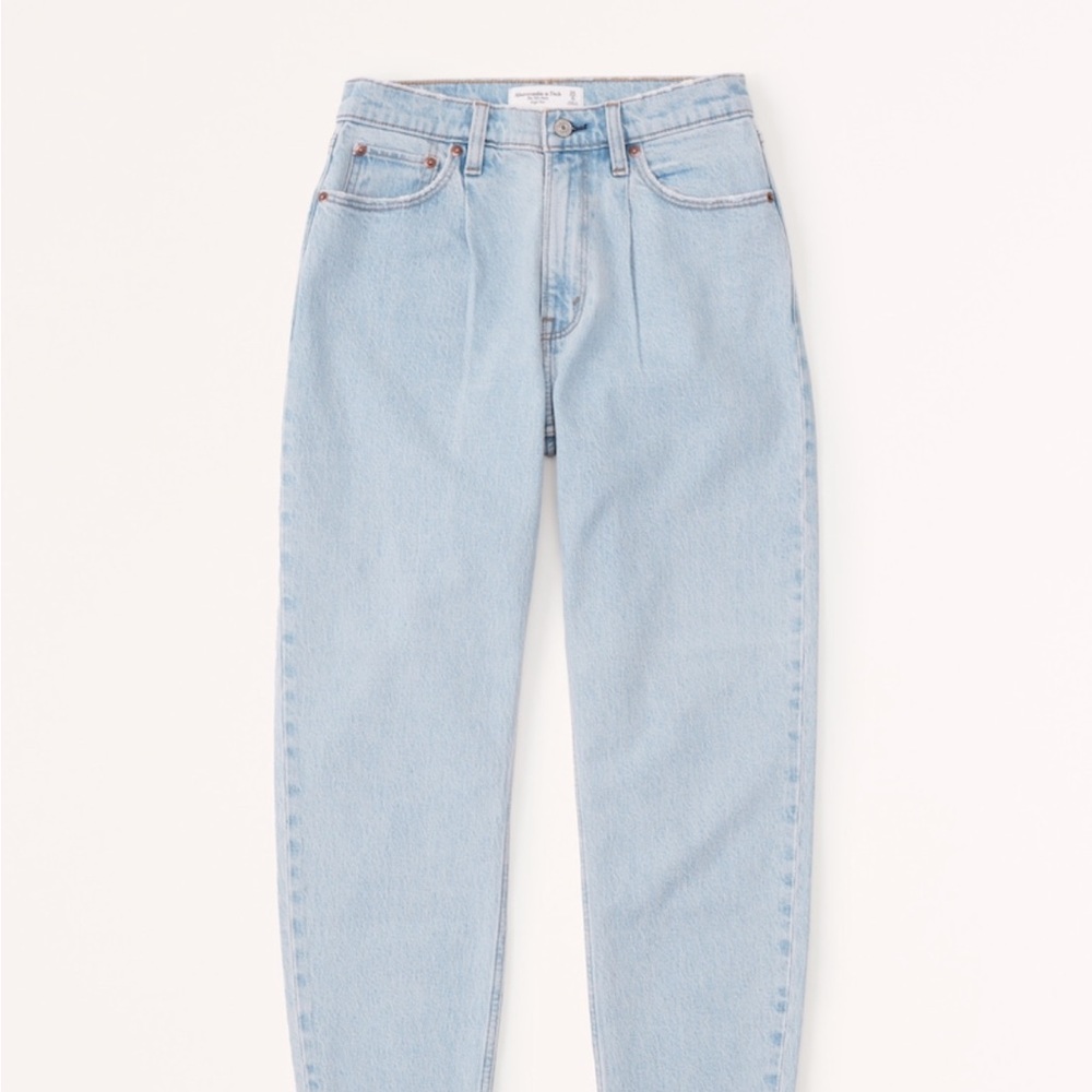 NWT Abercrombie High Rise 80’s Mom Jean in Light Wash